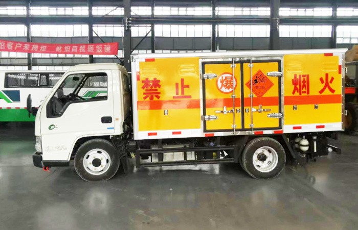 FCB-3礦用爆破器材運(yùn)輸車(chē)